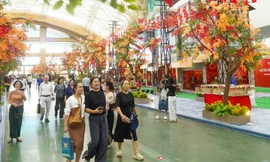 Người dân nườm nượp đổ về Hội chợ Mùa Thu tham quan, mua sắm 
