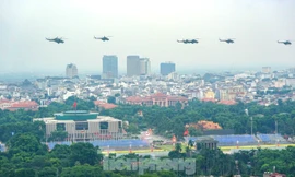 Người dân vẫy cờ, hò reo khi biên đội máy bay qua Quảng trường Ba Đình