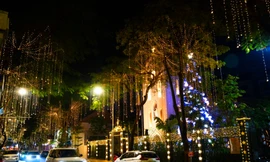 Các nhà thờ Hà Nội rực rỡ ánh đèn, không khí Giáng sinh tràn ngập phố phường