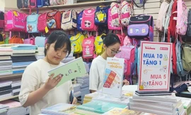 Phụ huynh, học sinh tất bật mua sách vở, đồ dùng học tập trước thềm năm học mới