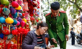 Công an Hà Nội ra quân dẹp vỉa hè, yêu cầu người dân ký cam kết trật tự đô thị