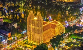 Nhà thờ Đức Bà TP HCM rực rỡ ánh sáng đón Giáng sinh 2025