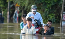 Mưu sinh giữa dòng nước ngập ở Thủ đô