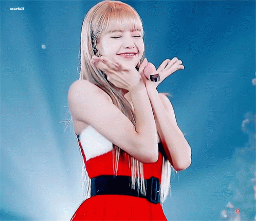 Theo chia sẻ từ các thành viên của nhóm BlackPink, Lisa luôn là cô gái nhí nhảnh, vui vẻ, truyền năng lượng tích cực cho cả nhóm mỗi khi có thành viên nào có chuyện không vui.