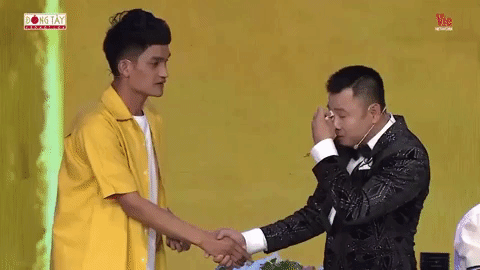 NSND Tự Long xúc động nhớ mẹ khi thưởng thức món bún đậu. NSND Tự Long xúc động nhớ mẹ khi thưởng thức món bún đậu.