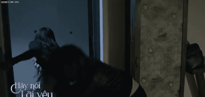 Phân cảnh đánh ghen khiến cô tiểu tam bị sảy thai.