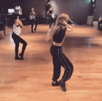 Theo chia sẻ từ các thành viên trong nhóm &quot;Ngoài thời gian tập hát, Lisa dành toàn bộ thời gian để tập nhảy. Có những ngày khi tập xong với cả nhóm, cô ấy vẫn ở lại phòng tập để làm lại bài, tập lại động tác tới sáng, thậm chí là suốt đêm&quot;.