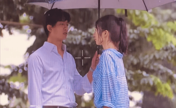 Đông Phong có mặt khi Vân Vân gặp khó khăn hay buồn chán. Đông Phong có mặt khi Vân Vân gặp khó khăn hay buồn chán.