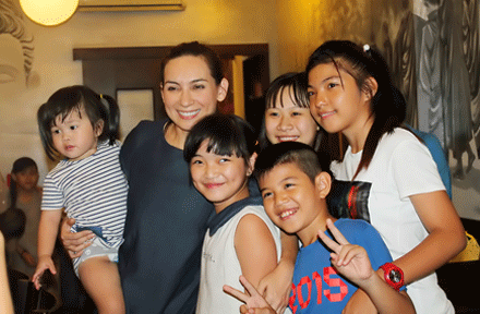 Giọng ca Áo mới Cà Mau từng chia sẻ nhiều kỷ niệm bên các con. Giọng ca Áo mới Cà Mau từng chia sẻ nhiều kỷ niệm bên các con.