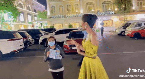 Thường xuyên có những cử chỉ thân mật cùng fan nhưng lần này nàng hậu từ chối gần gũi, tặng chữ kí cho fan.