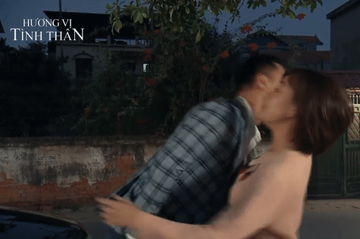 Khi nhận ra bản thân có tình cảm với Nam, Long chủ động tiến tới tán tỉnh, "cưa đổ" cô gái cá tính này. Khi nhận ra bản thân có tình cảm với Nam, Long chủ động tiến tới tán tỉnh, "cưa đổ" cô gái cá tính này.