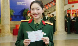 Á hậu Châu Anh mặc quân phục đi bầu cử