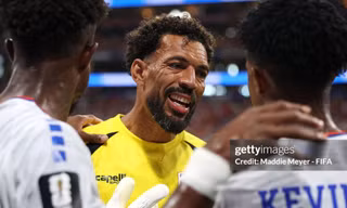 Thủ môn chặn đứng hàng thủ Tây Ban Nha ở World Cup nổi tiếng chóng mặt sau một đêm