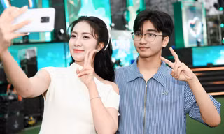 Hoa hậu Hà Trúc Linh hòa cùng dòng người tới xem đêm nhạc 'Chạm Việt Nam'