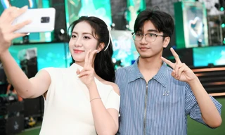 Hoa hậu Hà Trúc Linh hòa cùng dòng người tới xem đêm nhạc 'Chạm Việt Nam'