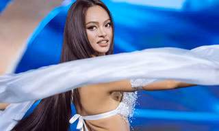Mai Ngô xoay 5 vòng diễn áo tắm ở chung kết Miss Charm 