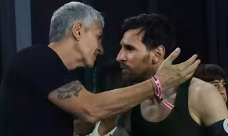 Messi và vợ về Argentina 