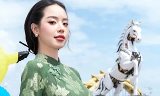 Hoa hậu Thanh Thủy check-in bên linh vật ngựa gây sốt ở Đà Nẵng