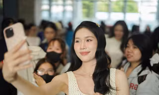 Á hậu Phương Anh trong vòng vây hàng nghìn sinh viên