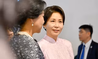 Chiếc áo dài Phu nhân Tổng thống Hàn Quốc mặc và lời đặt hàng đặc biệt