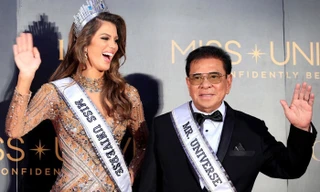 Ông Chavit Singson và Hoa hậu Hoàn vũ 2016 Iris Mittenaere.