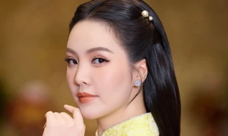 Á hậu Thụy Vân chạy show ngày cuối năm