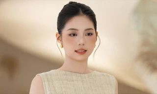 Á hậu Châu Anh chơi đàn piano mở màn show diễn