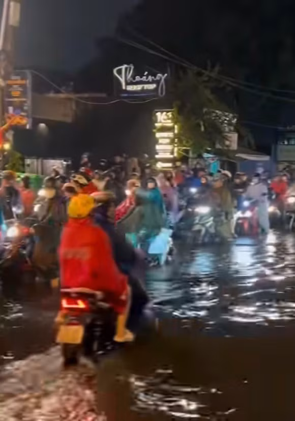 TP.HCM: Mưa lớn khiến nhiều tuyến đường ngập, người dân chật vật giờ tan tầm