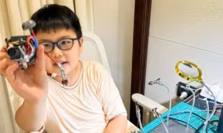 Bất ngờ với xuất thân của cậu bé tự chế động cơ phản lực trong phòng khách nhà mình