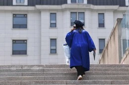 Tiến sĩ thời 'lạm phát': Bằng cao, lương thấp