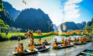 Hàng nghìn người 'đội nắng' rước sản vật của 34 tỉnh, thành 