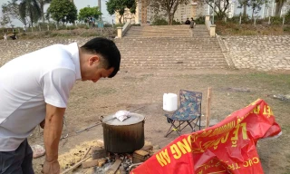 Hà Nội: Người dân nhóm lửa nấu bánh chưng giữa lòng hồ