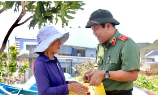 Bộ Công an trao 40 tấn hàng cứu trợ Gia Lai khắc phục bão số 13