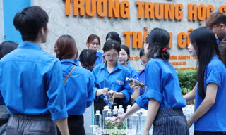 Hình ảnh các 'đặc vụ' khoác áo xanh tiếp sức mùa thi