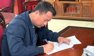 Bắt chuyên viên nhận hối lộ khi làm ‘sổ đỏ’