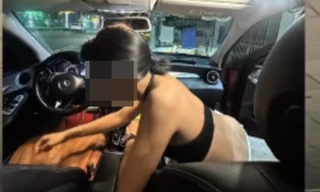 Xác minh clip cặp đôi có hành động 'nhạy cảm' trên xe Mercedes