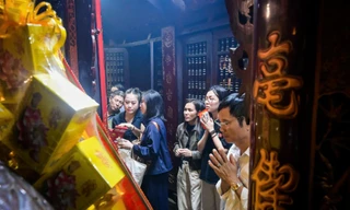 Dòng người đổ về đền Trần trước giờ khai ấn