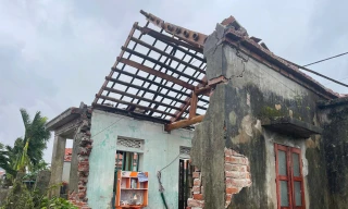 Tường nhà bị đổ sập.