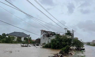 Cảnh tan hoang do giông bão tại Ninh Bình, 27 người thương vong