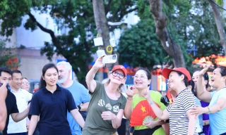 Nữ ‘đặc vụ’ dõi theo từng bước chân chính khách khi đến Việt Nam