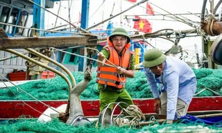 Hình ảnh chiến sĩ Công an Ninh Bình cùng dân vượt mưa bão 