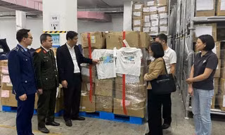 Một công ty bị phạt hơn 22 triệu đồng, buộc tiêu hủy 6.000 áo in bản đồ thiếu Hoàng Sa, Trường Sa