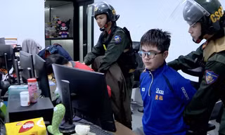 [VIDEO] Cảnh sát đột kích hang ổ 'Xôi Lạc TV'