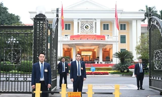 Hình ảnh bên ngoài Hội nghị lần thứ nhất Ban Chấp hành Trung ương Đảng khóa XIV