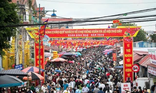 Món hàng 'mua may' hút khách tại Chợ Viềng