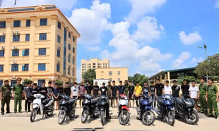 ‘Cất vó’ nhóm thanh thiếu niên mang hung khí diễu phố