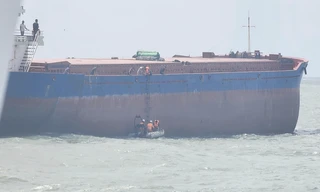 Giải cứu thành công 4 thuyền viên trôi dạt trên biển