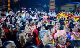 Khách thập phương đổ về khai hội Phủ Dầy