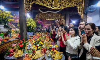 Người dân nườm nượp đến Phủ Tiên Hương cầu lộc 