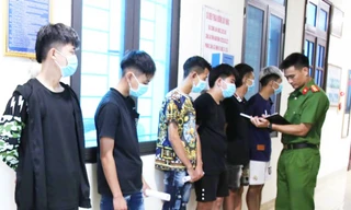 Hai nhóm đối tượng mang hung khí rượt đuổi nhau và cướp tài sản